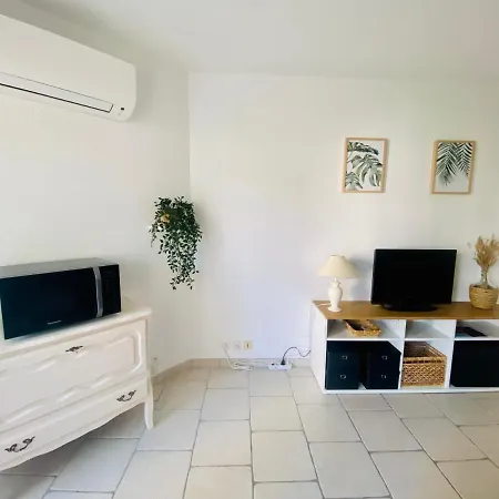 Apartment Let's Grau